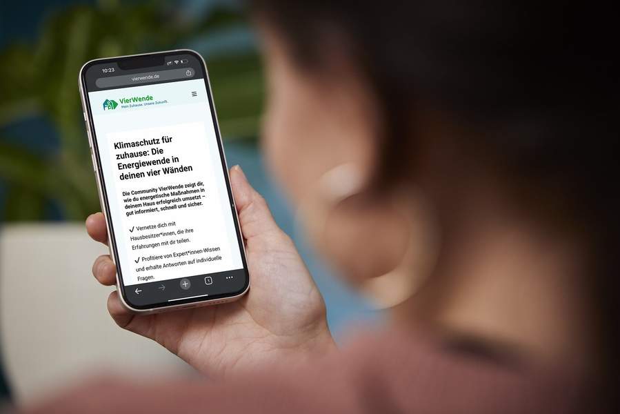 Eine Person nutzt die VierWende-Community auf einem Smartphone.